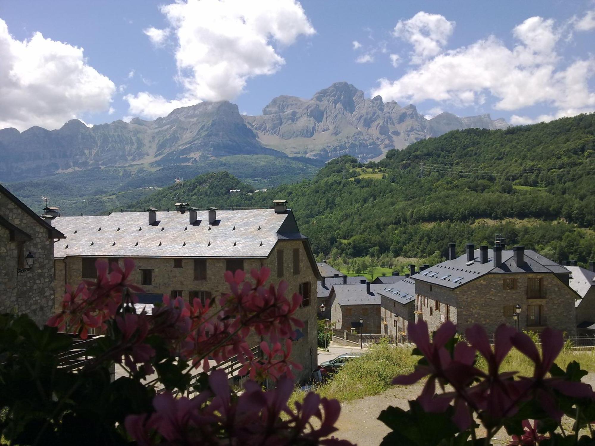 Appartamento Vistas Espectaculares, Wifi Y Parking El Pueyo de Jaca Esterno foto